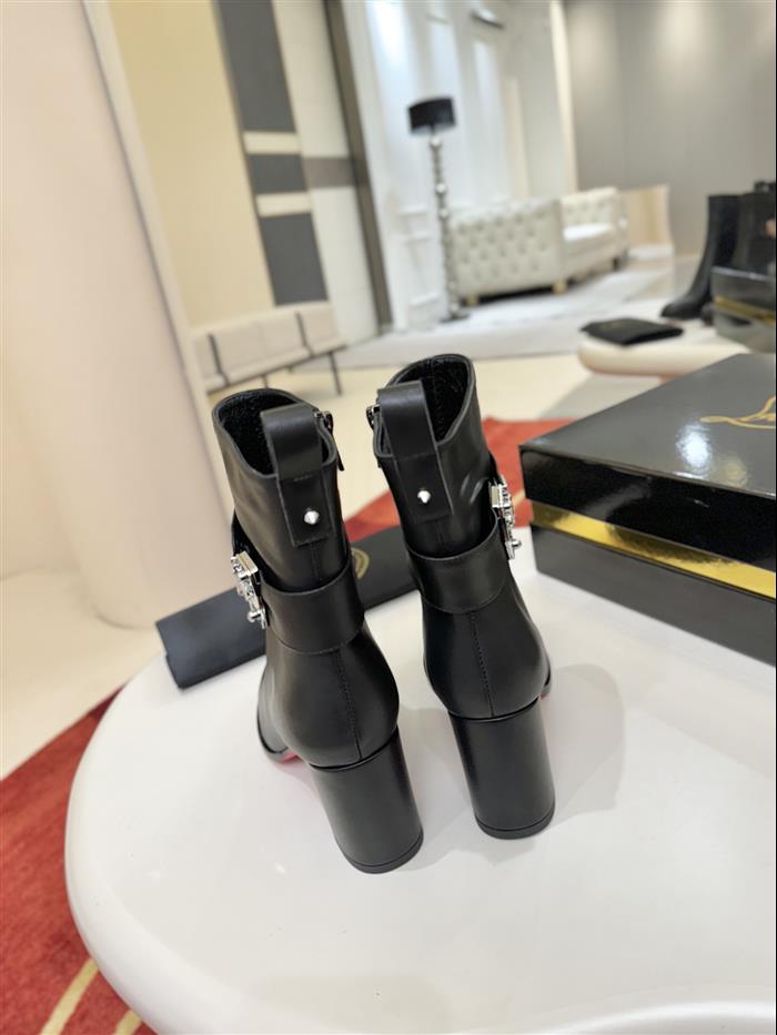 2025112818913975 390